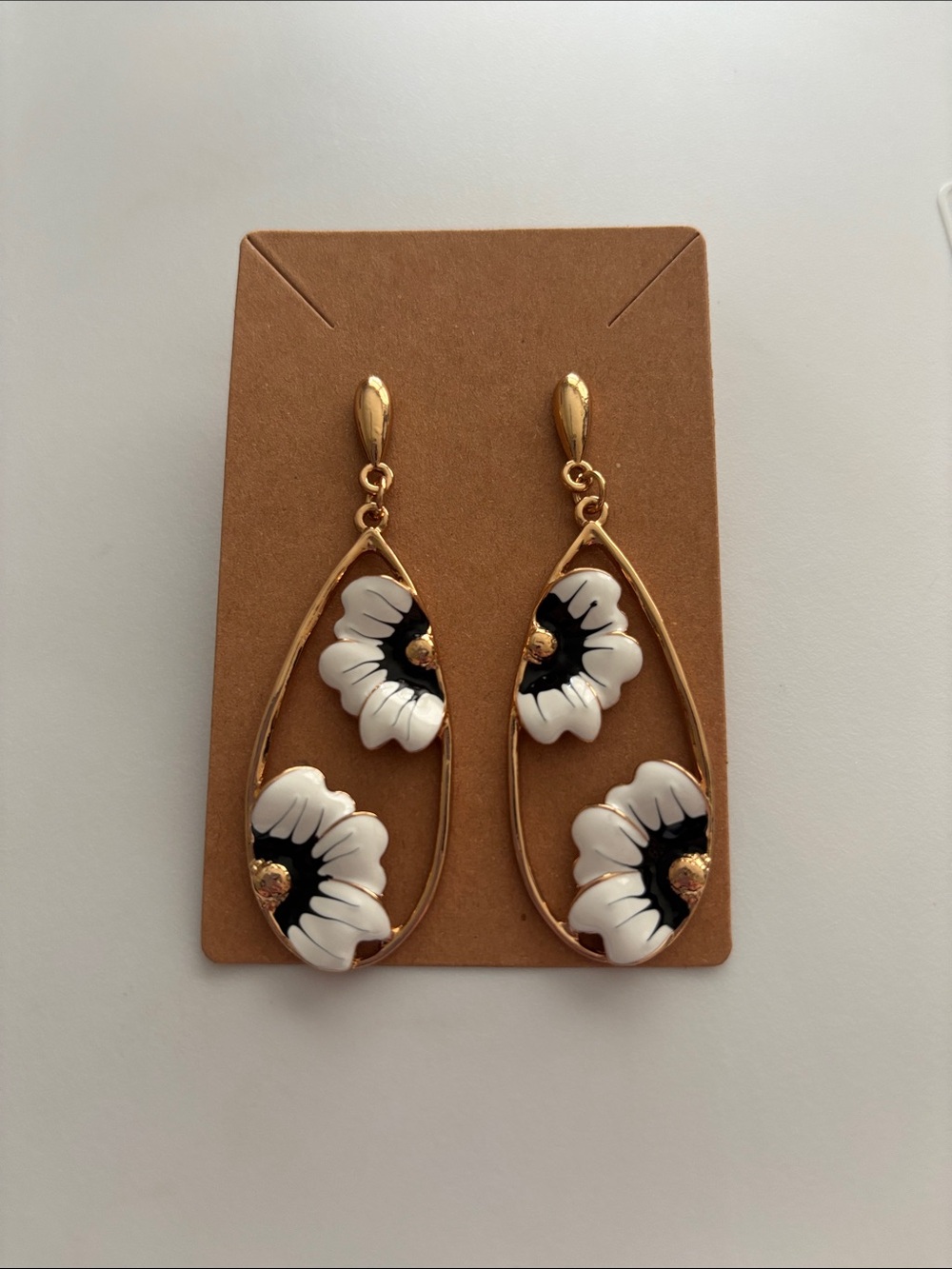 Fashion Jewelry Gold Teardrop Earrings with White and Black Floral Accents
